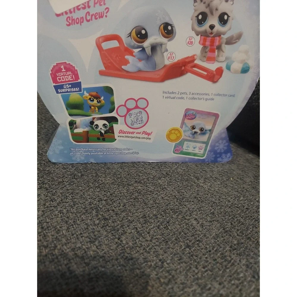 Littlest Pet Shop G7 Winter Wonderland‎ Snow Globe Walrus #17 and Wolf #20